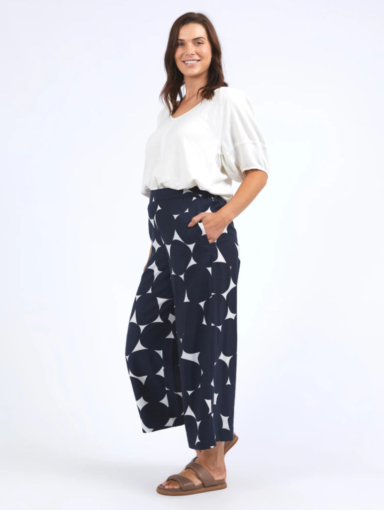 these pants offer a cropped length and a flattering flat-front, elastic-back fit. Crafted from a breathable linen-lyocell blend, they deliver comfort and sophistication, making them perfect for relaxed yet elevated outfits