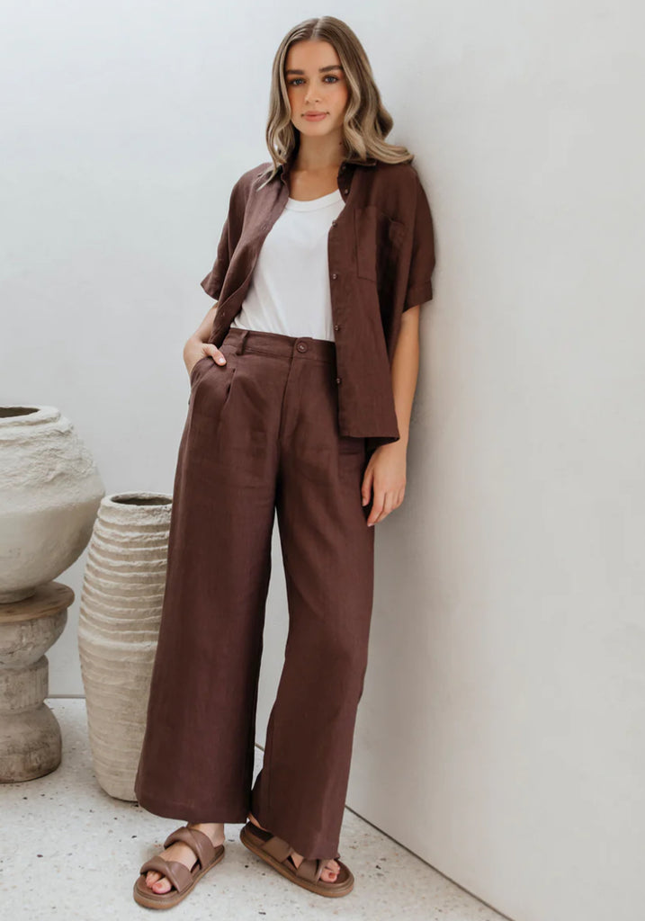 Stay effortlessly chic this season with the Pierra Linen Pants. Designed in a flattering chocolate colorway