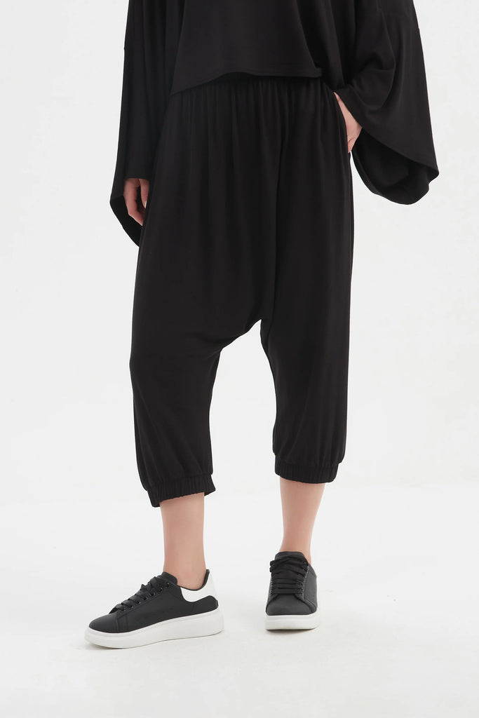  Made of heavyweight jersey, this pant offers both structure and comfort with a cropped length, elastic waist and cuffs, and convenient pockets. 