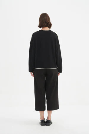  This versatile knit features a relaxed fit, a flattering V-neckline, and timeless contrast detailing. Perfect for effortless layering and adding a touch of refinement to your wardrobe. 