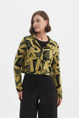  Designed in a cropped silhouette, it’s finished with both a zip and snap button closure for a clean, versatile fit. 