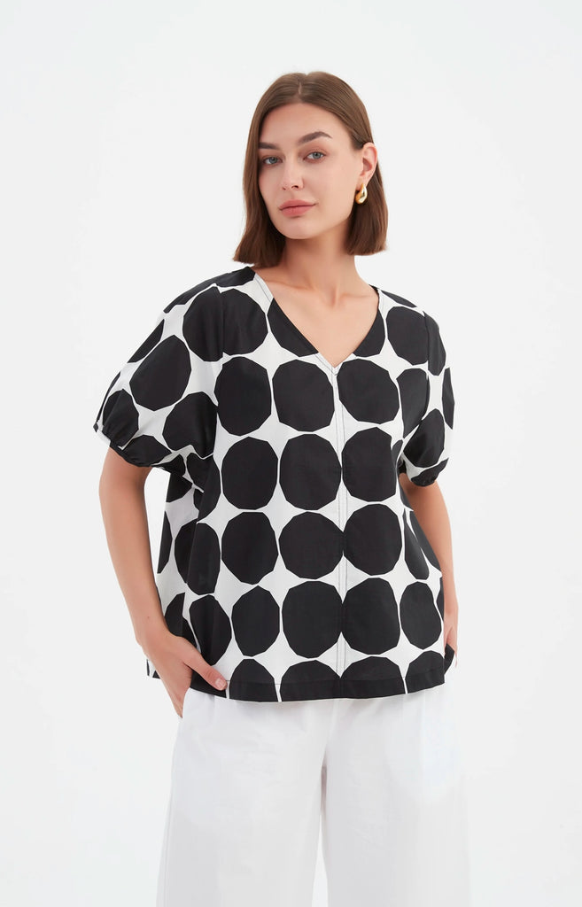 tirelli-v-neck-bishop-sleeve-poplin-top-black-white-spot-poplin-short-sleeves 